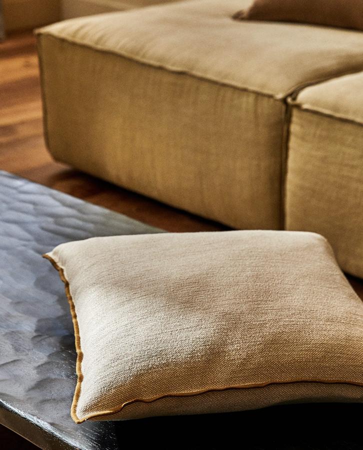 Disponible en varios colores, esta funda de cojín de lino con medidas de 30x50 centímetros o 45x45 centímetros tiene un precio de 19,99 euros.