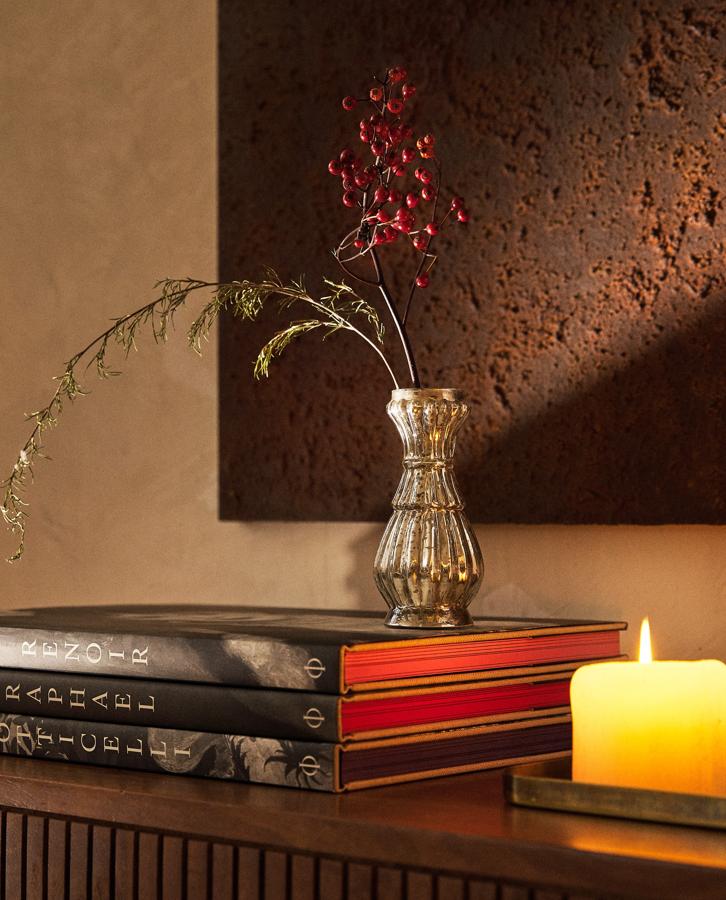 Este jarrón de vidrio mercurizado puede contener agua en su interior y tiene unas medidas de 6x13x6 centímetros. Su precio es de 7,99 euros.