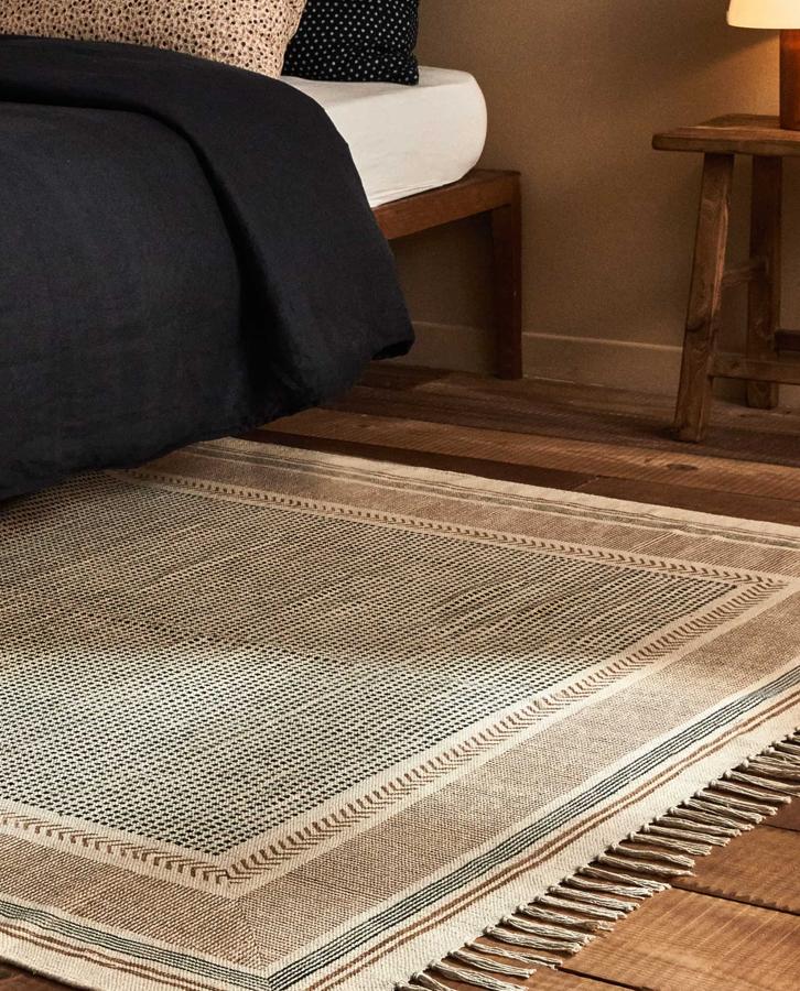 Con unas medidas de 60x120 centímetros, y también disponible en 150x200 centímetros, esta alfombra de algodón con flecos tiene un precio de 29,99 euros.