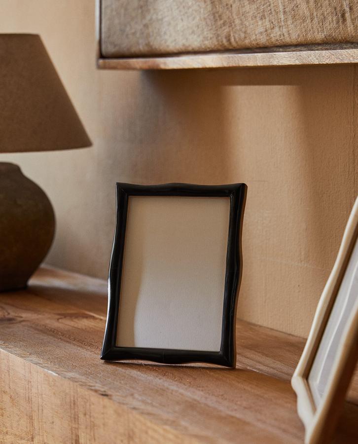 Este marco de fotos con bordes irregulares en color negro y medidas de 15x20 centímetros tiene un precio de 15,99 euros.