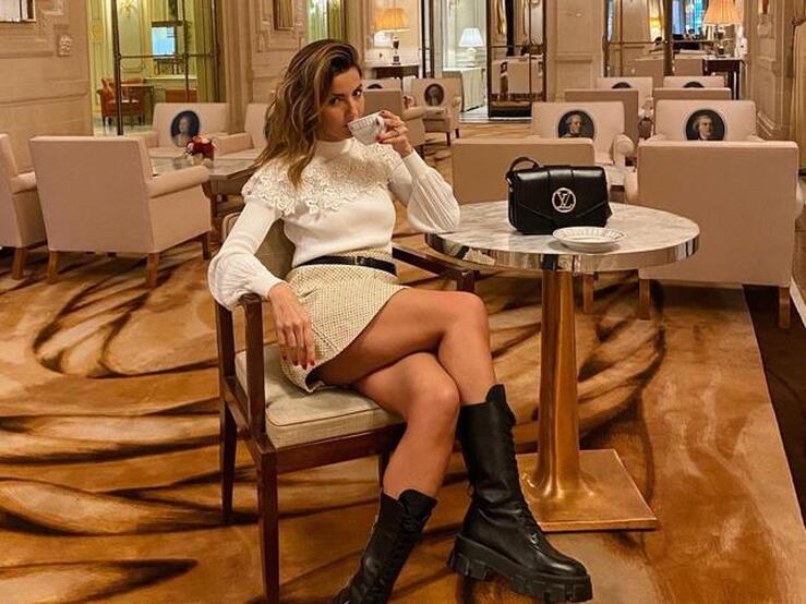 Fotos: 12 faldas mini perfectas (y muy baratas) para llevar con jersey y botas altas