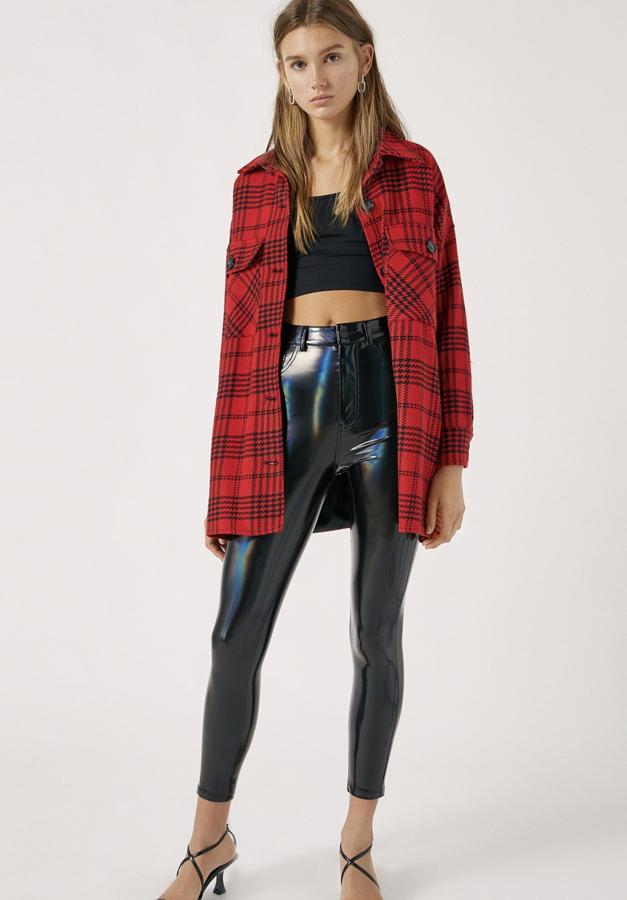 Disponible en negro o rojo, este pantalón de tito alto con trabillas en tejido de vinilo tiene un precio de 19,99 euros.