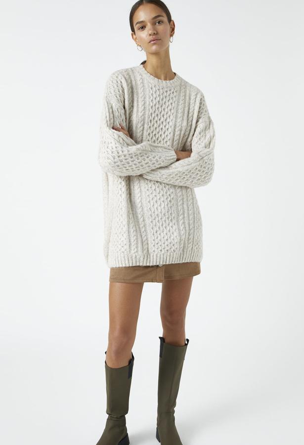 Este vestido de punto con diseño de ochos está disponible en gris o en tono arena. Con cuello redondo, tiene un precio de 29,99 euros.