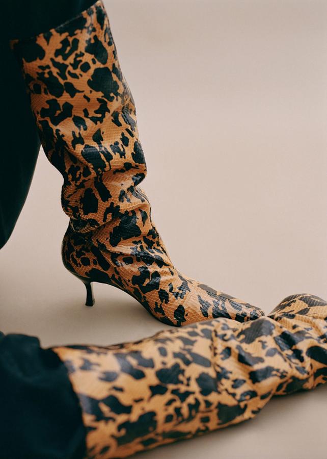 Confeccionadas en piel, estas botas de caña alta de Mango con punta y tacón fino vienen con un original estampado animal negro sobre un original color mostaza. Tiene un precio de 129,99 euros y están disponibles entre los números 36 y 41.