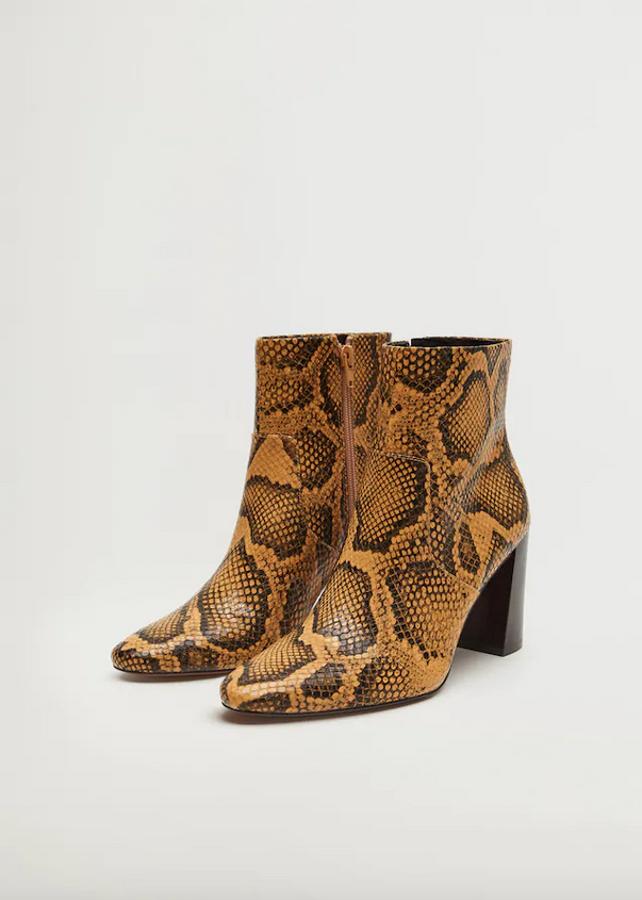 En un original diseño de estampado de serpiente en tonos mostaza, estos botines de punta redondeada, con tacón ancho, costuras decorativas y cierre lateral de cremallera podemos encontrarlos en Mango entre los números 35 y 42 por 29,99 euros.