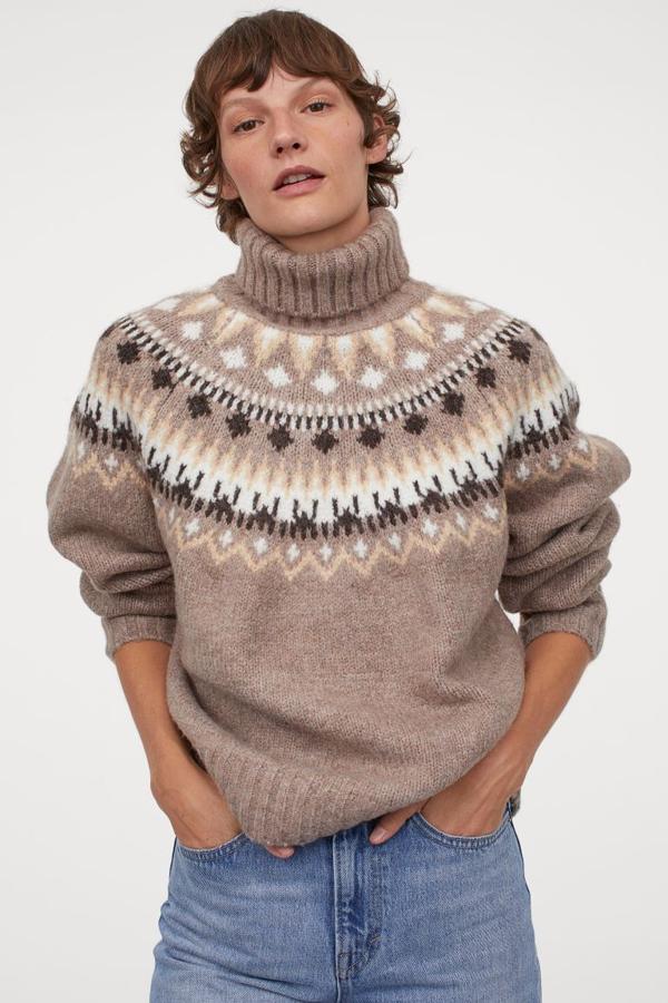 Con cuello alto de canalé y mangas raglán, este jersey en punto de jacquard suave es de H&M y viene con tonos beige y marrones. Con remate de canalé en puños y bajo, cuesta 34,99 euros y está disponible entre las tallas XS y XL.
