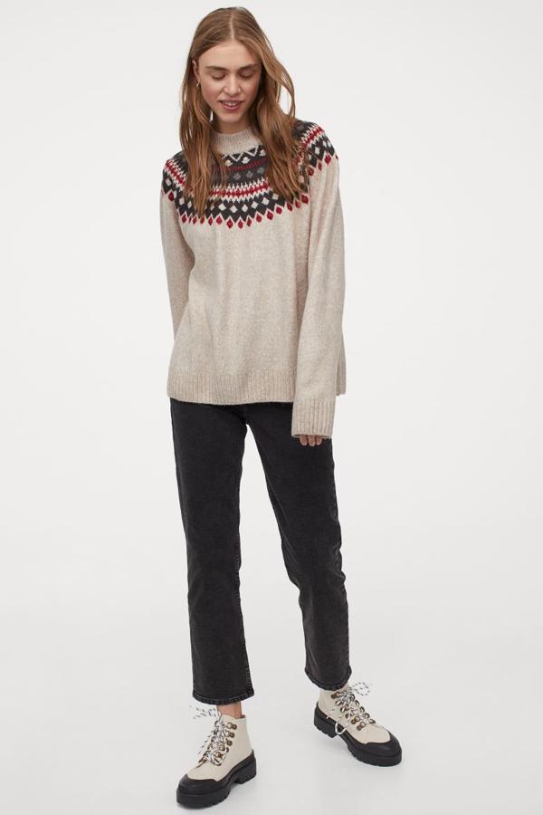 En punto suave de jacquard con lana en la trama este jersey en beige claro de H&M con estampado en tonos grises y rojos tiene punto elástico de canalé en cuello, puntos y bajo. Cuesta 29,99 euros y está disponible entre las tallas XS y L.