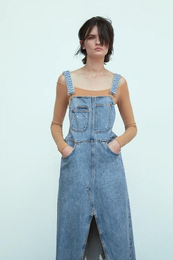 De escote recto con tirantes ajustables, este pichi denim de Zara viene con bolsillos delanteros y en espalda y bajos deshilachados con abertura en delantero. Podemos encontrarla entre las tallas XS y XL por 39,95 euros.