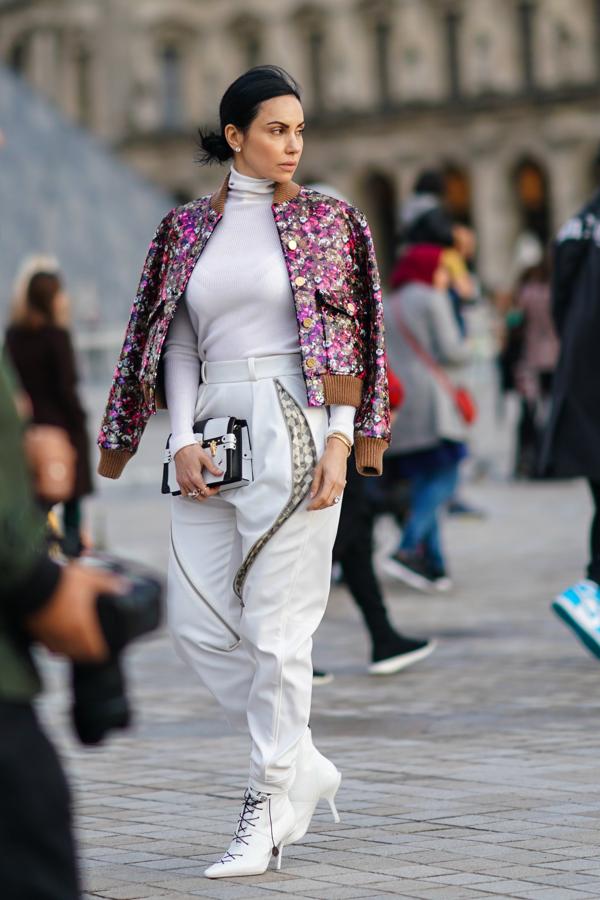 Bomber con maxilentejuelas multicolores combinadas con un total look blanco, incuidos los accesorios.