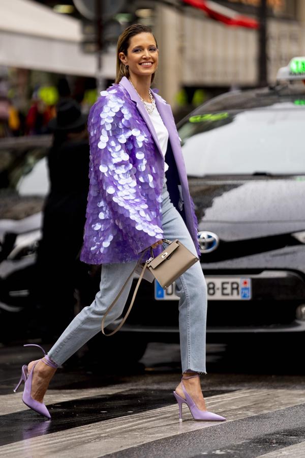 El morado es uno de los colores de la temporada y esta blazer oversize lo demuestra, bordada además con maxilentejuelas irisadas, es la compañera perfecta de un par de vaqueros azules en cualquier estilismo casual.