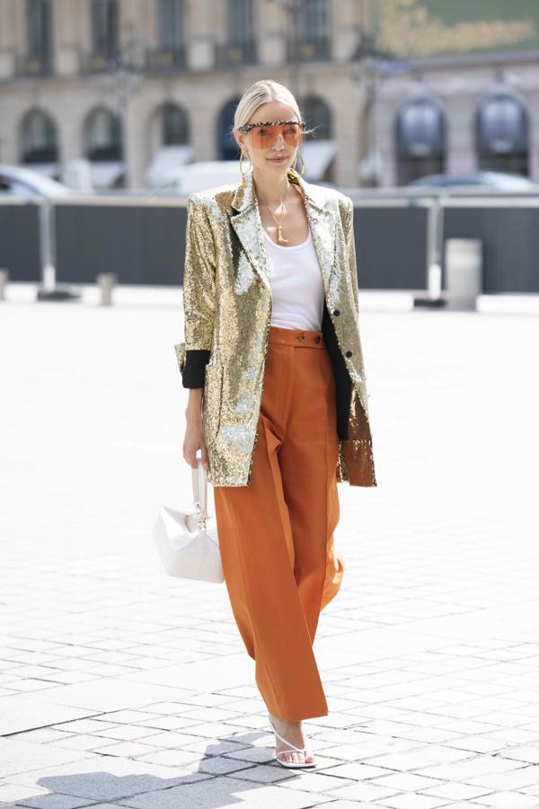 Los tonos metalizados dorados también pueden lucirse a plena luz del día, como en este sofisticado look que puede ir de la oficina al cóctel sin perder efectividad.