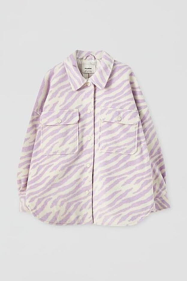 Sobrecamisa estampado cebra (35,99 euros).