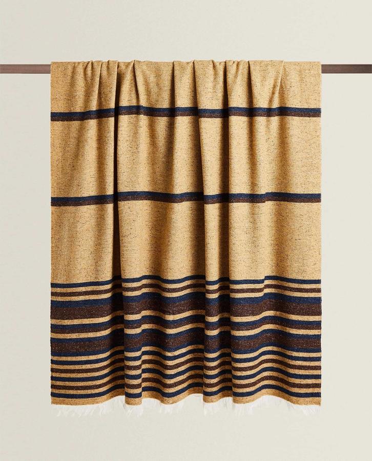 Fotos: 9 mantitas gustosas para atrincherarte en el sofá que además decoran tu salón