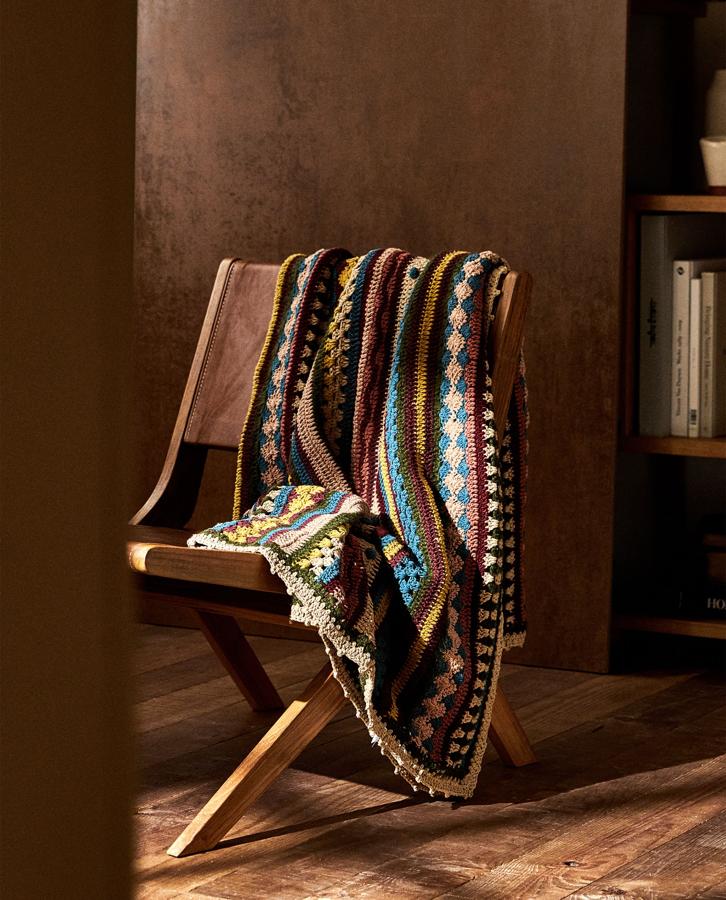 Fotos: 9 mantitas gustosas para atrincherarte en el sofá que además decoran tu salón