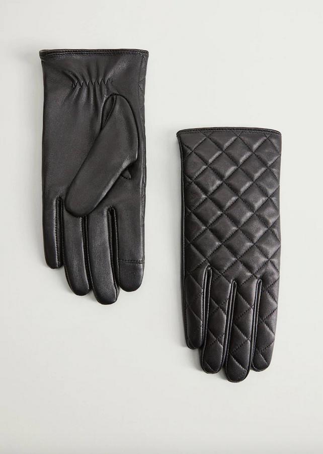 Diseño acolchado con forro interior para estos guantes en color negro de Mango confeccionados en piel de bovino. Podemos encontrarlos en las tallas S y M por un precio de 19,99 euros.