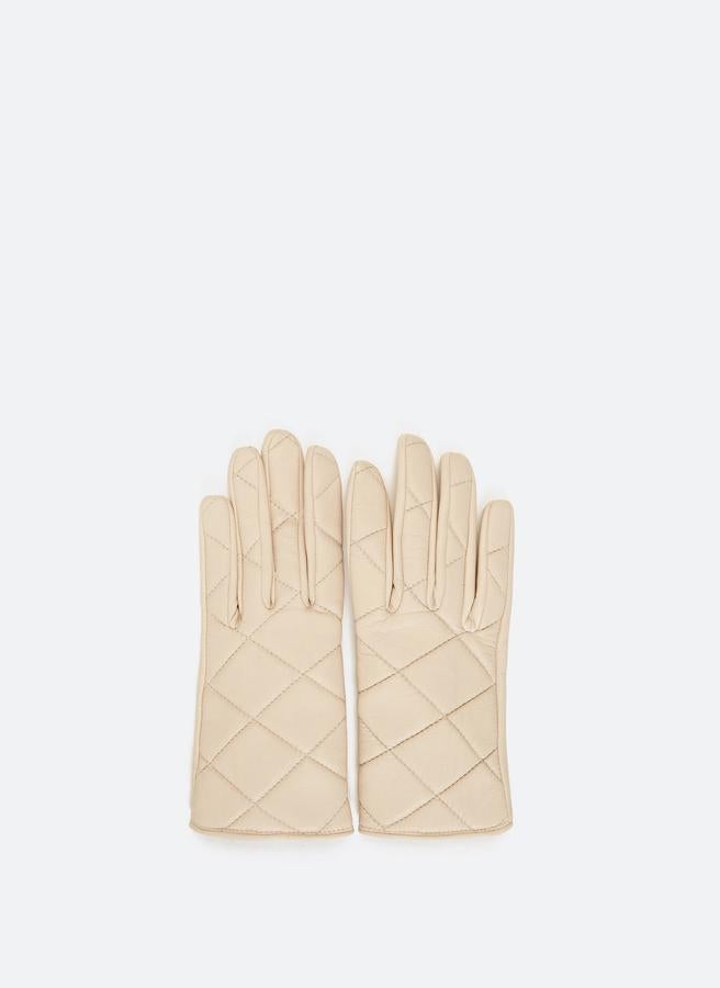 En color crudo, confeccionados en piel de alta calidad y diseño acolchado con pespuntes, estos guantes de Uterqüe cuestan 49 euros y están disponibles en las tallas S y M.