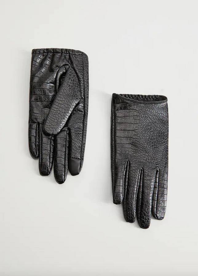 En color negro, con efecto piel de cocodrilo, detalles fruncidos y forro interior, estos guantes de Mango cuestan 15,99 euros y están disponibles en las tallas S y M.