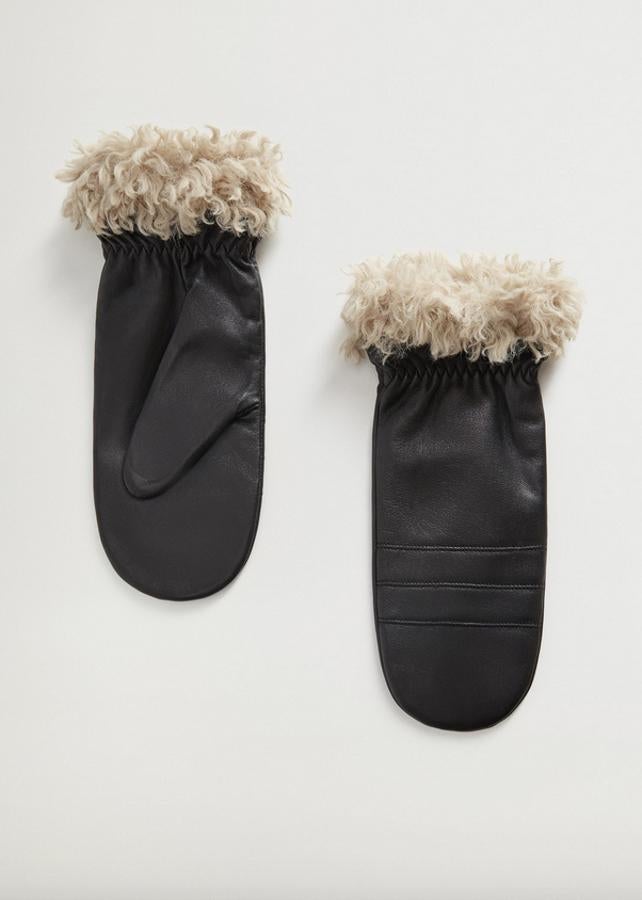 Con detalle de pelo en las muñecas, goma elástica y costuras vistas en las palmas, estas manoplas en color negro son de Mango y tienen un precio de 19,99 euros. Solo están disponibles en la talla M.