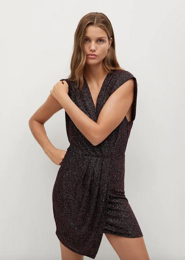 De acabado brillante en tonos rojos, este vestido corto de diseño asimétrico viene con escote de pico cruzado y mangas cortas. Podemos encontrarlo entre las tallas XS y XL por 29,99 euros.