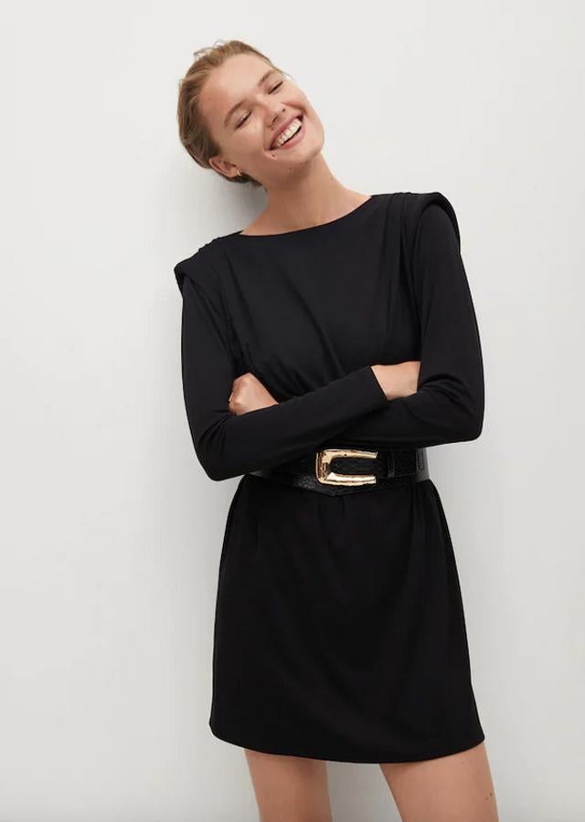 Tejido fluido en punto medio para este vestido negro corto de diseño recto, con cuello redondo, hombreras y mangas largas. Tiene un precio de 25,99 euros y está disponible entre las tallas XS y XL. El cinturón no está incluido.