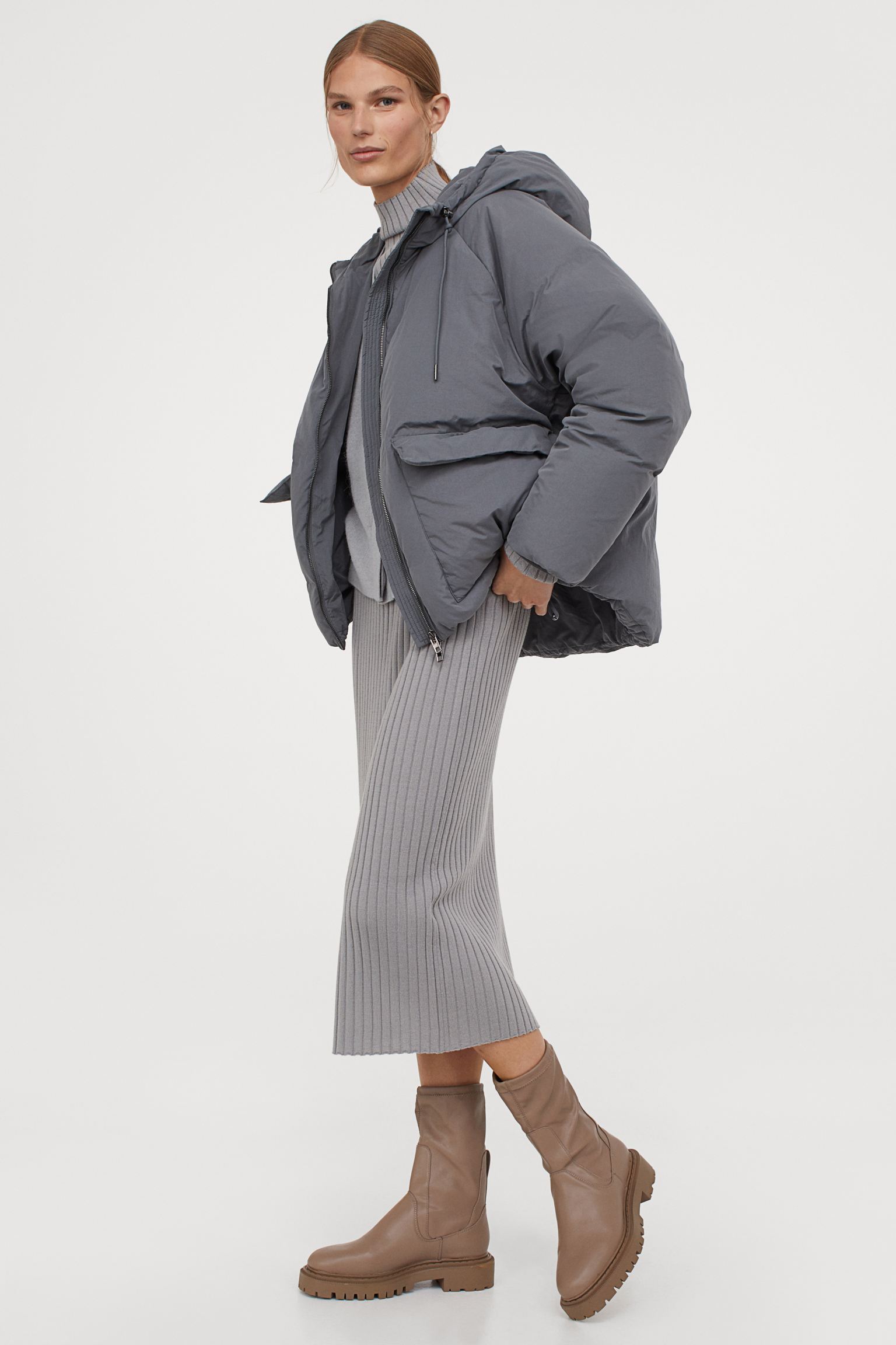 Plumífero corto y ligero de naylon con capucha forrada y relleno de plumón (80%) y plumas (20%) de H&M. (99 euros).