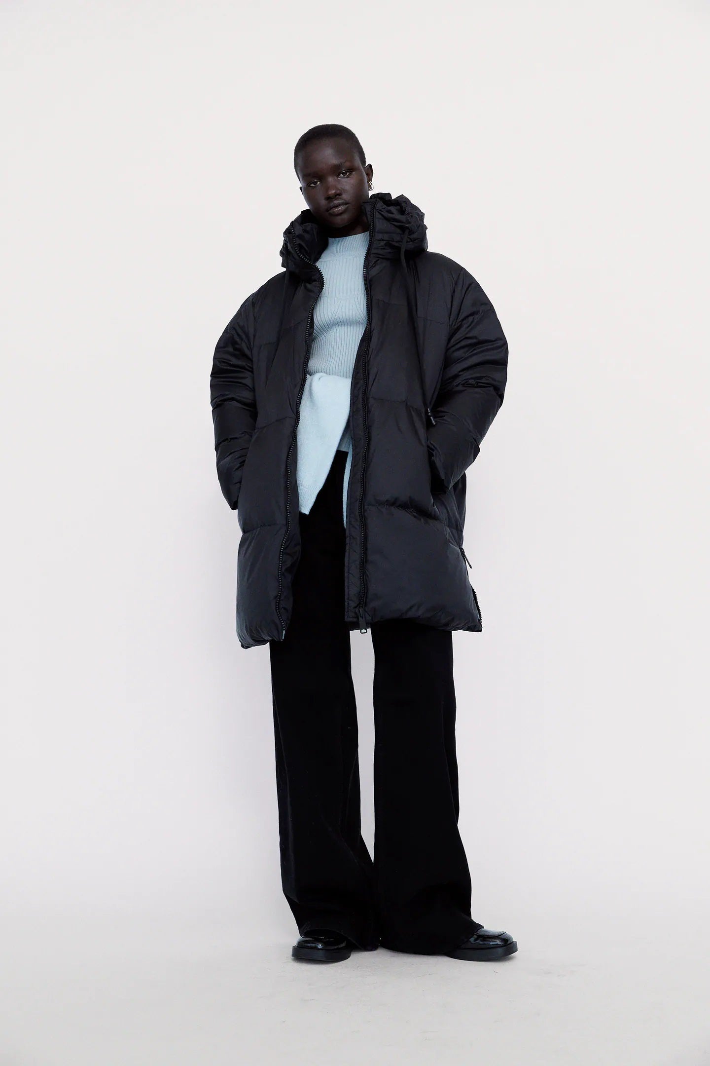 Voluminizado y extra oversize, sigue la tendencia del street style con este plumífero negro XXL de Zara creado especialmente para proteger del viento, el frío y la lluvia eficazmente. (69,95 euros).