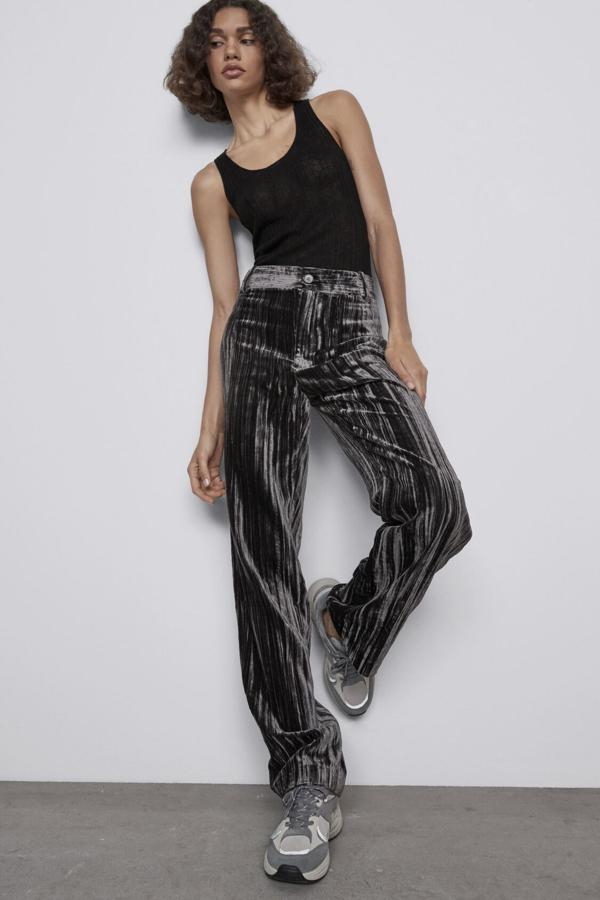 Pantalones plisados rectos de tiro alto, de Zara (39,95 €).