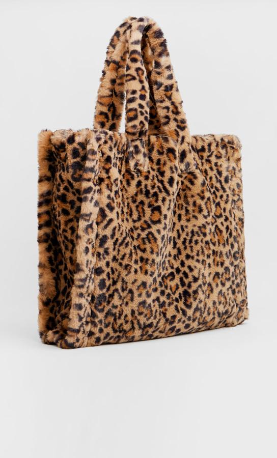 Con estampado de leopardo sobre fondo beige, este shopper de Stradivarius en pelo sintético con asas cortas, cierre superior de cremallera y diseño cuadrado cuesta 19,99 euros.