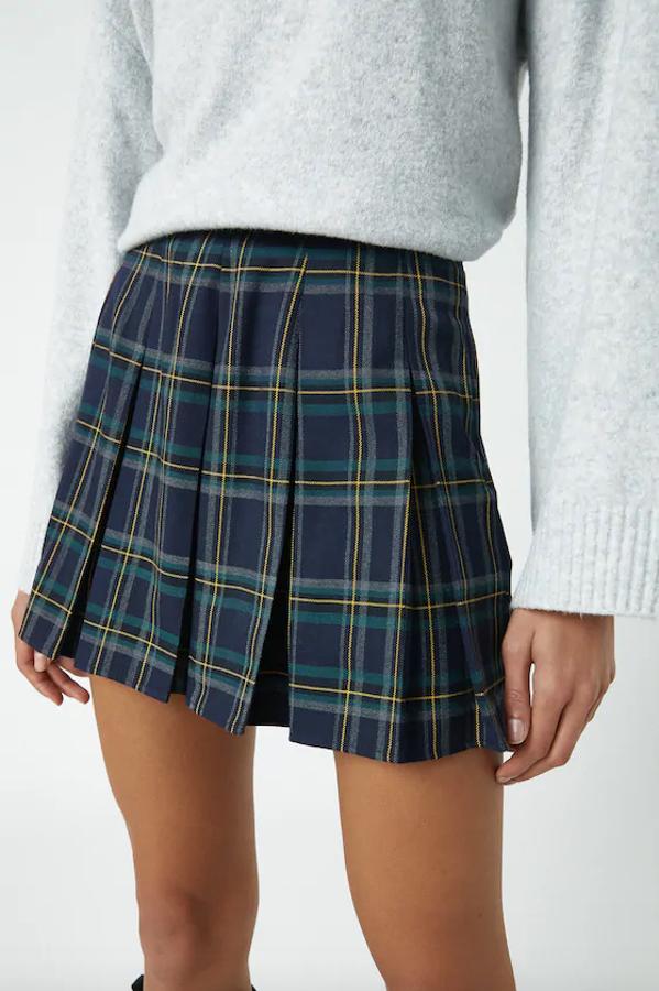 Diseño de tablas en tejido ligeramente elástico para esta falda de Pull&Bear de fondo blanco con estampado de cuadros en verde y mostaza. Podemos encontrarla entre las tallas XS y XL por 19,99 euros.