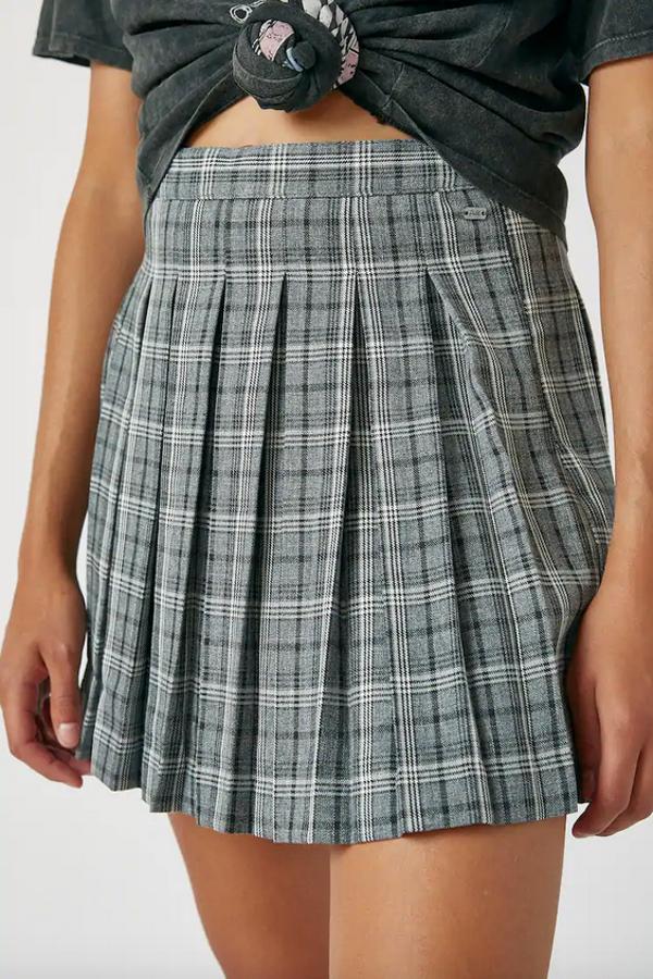 Fondo gris con estampado de cuadros en color blanco para esta falda mini de tablas que podemos encontrar en Pull&Bear entre las tallas XS y XL por 19,99 euros.