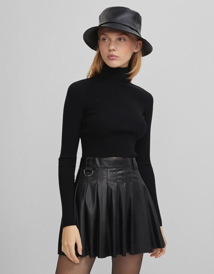 En Bershka hemos encontrado este diseño en color negro y efecto piel, con cremallera lateral y anilla en la cintura alta. Cuesta 19,99 euros y está disponible entre las tallas XS y L.