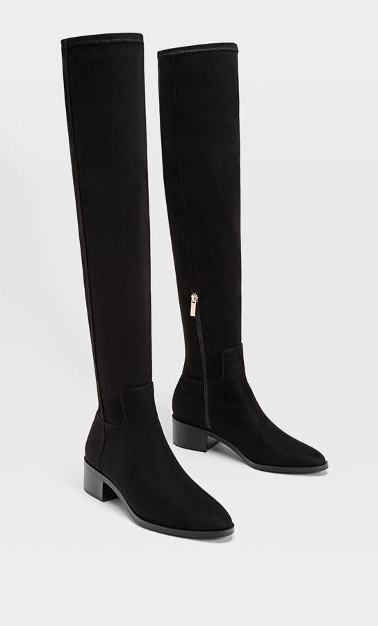 En material strech con largo por encima de la rodilla, estas botas negras de tacón medio son de Stradivarius y tienen un precio de 39,99 euros. Están disponibles entre los números 35 y 41.
