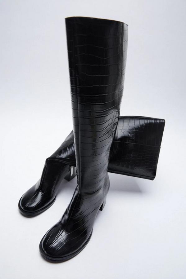 Otra propuesta con estampado animal en el corte son estas botas negras de Zara con tacón medio ancho y acabada en punta redonda. Podemos encontrarla entre los números 35 y 42 por 45,95 euros.