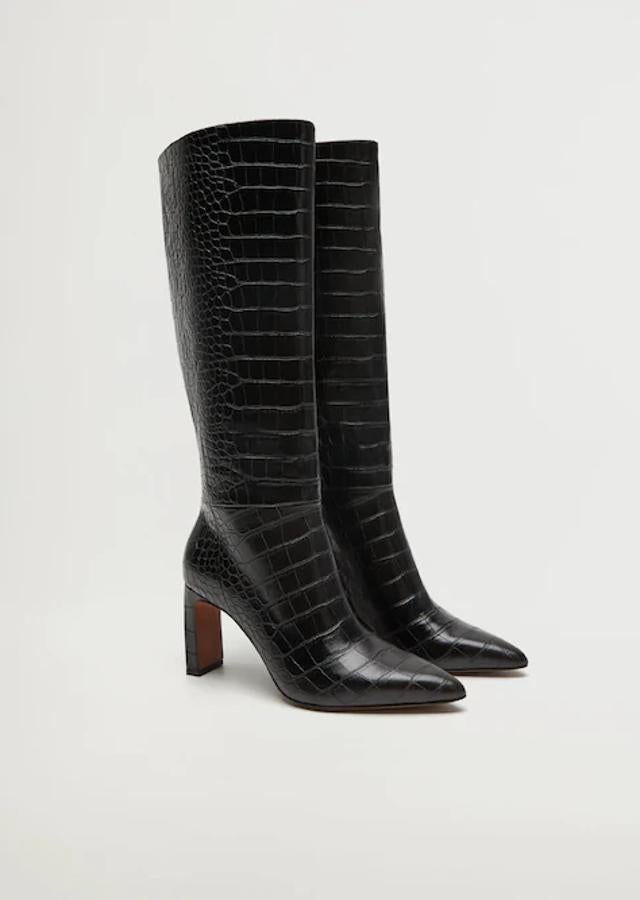 Estas botas negras de Mango de caña alta, con punta, tacón rectangular y efecto piel cuestan 49,99 euros y están disponibles entre los números 37 y 40.