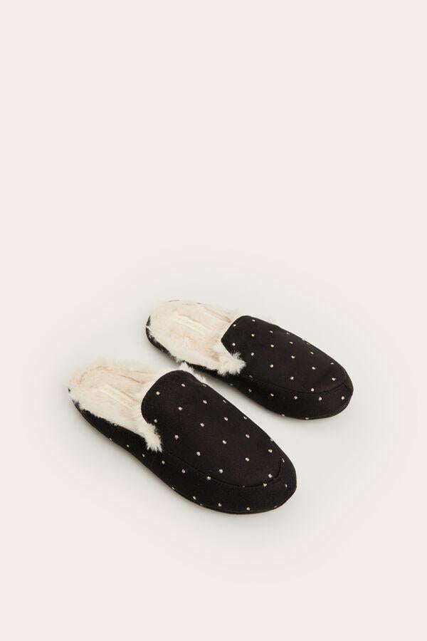 Con diseño tipo mocasín en ante negro y topos en dorado, estas elegantes zapatillas forradas en efecto pelo son de Women Secret y de 17,99 euros han pasado a costar 13,99 euros. Podemos encontrarlas entre los números 36 y 41.