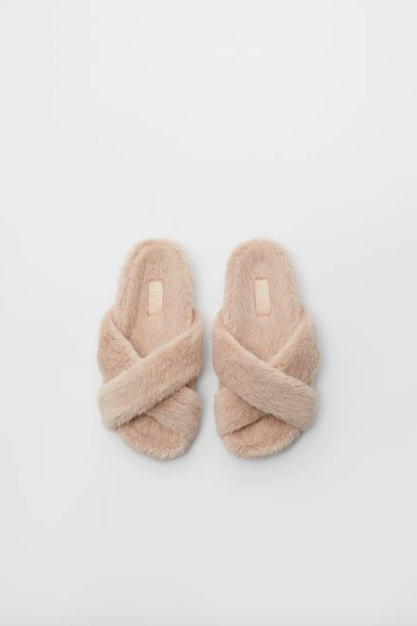 Con corte de tiras en efecto pelo cruzadas, estas sandalias caseras de Zara cuestan 21,95 euros y están disponibles entre los números 34 y 39.