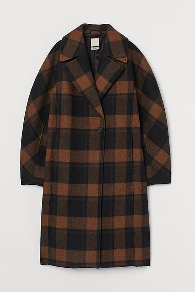 Abrigo confeccionado en mezcla de lana afieltrada con estampado de cuadros de H&M.