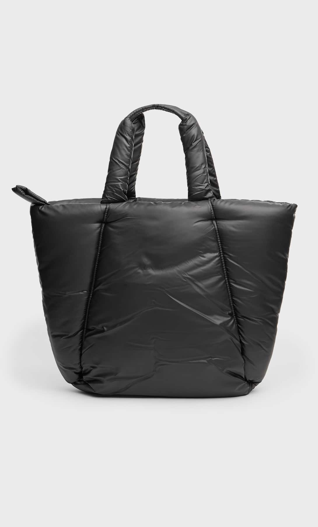 Shopper acolchado en negro. Ahora: 23,99 euros.