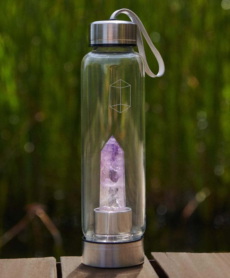 En Oysho venden unas botellas de agua con cristal de cuarzo extraíble con las que "crear tu elixir de cristal para revitalizar tu energía". Sí, nosotras también alucinamos, sobre todo, con su precio: 89.95 euros.