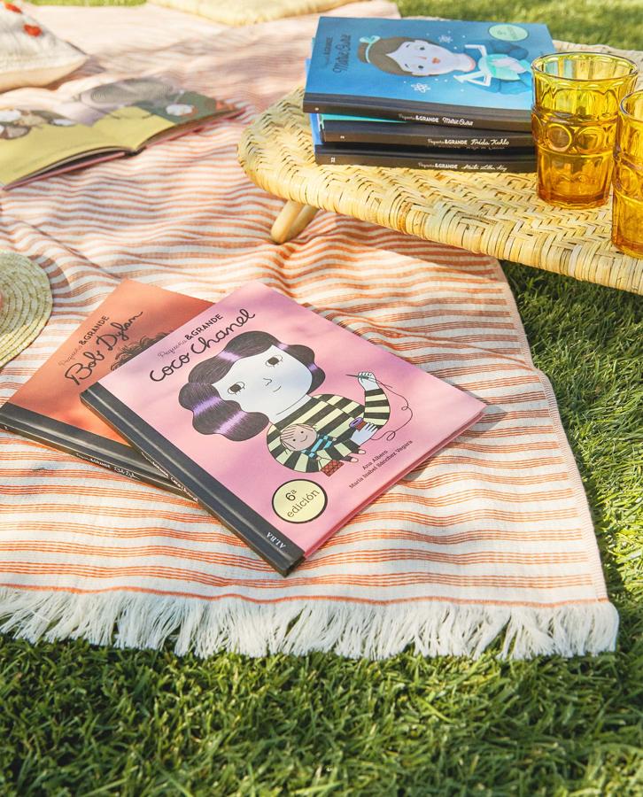 Zara Home es un auténtico filón de cosas sorprendentes que encontrar. Por ejemplo, unos bonitos libros infantiles de personajes que van de Coco Chanel, a Bob Dylan. (15.90 euros).