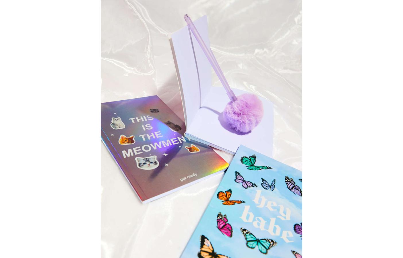 En Bershka tienen un amplio surtido de papelria en el que puedes encontrar desde agendas y diarios a cuadernos, estuches, subrayadores, bolígrafos o pegatinas de animalitos.