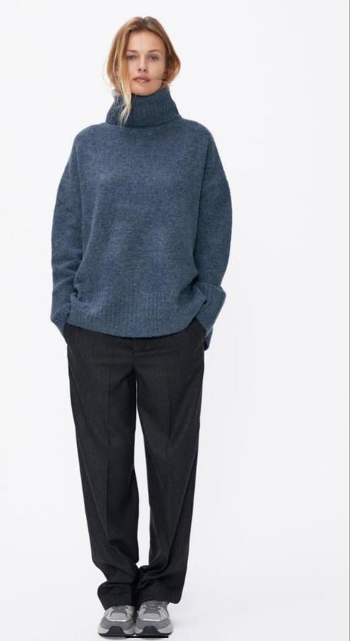 Jerse de cuello alto oversized de Zara, (29,95 euros).