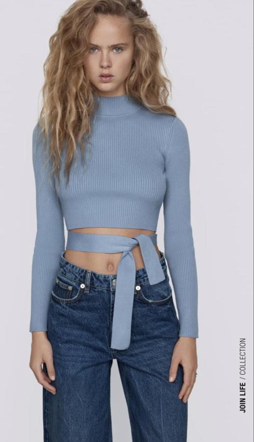 Jersey de punto cropped en azul de Zara, (19,95 euros).