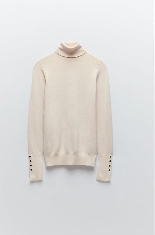 Jersey de punto fino en color crema de Zara, (19,95 euros).