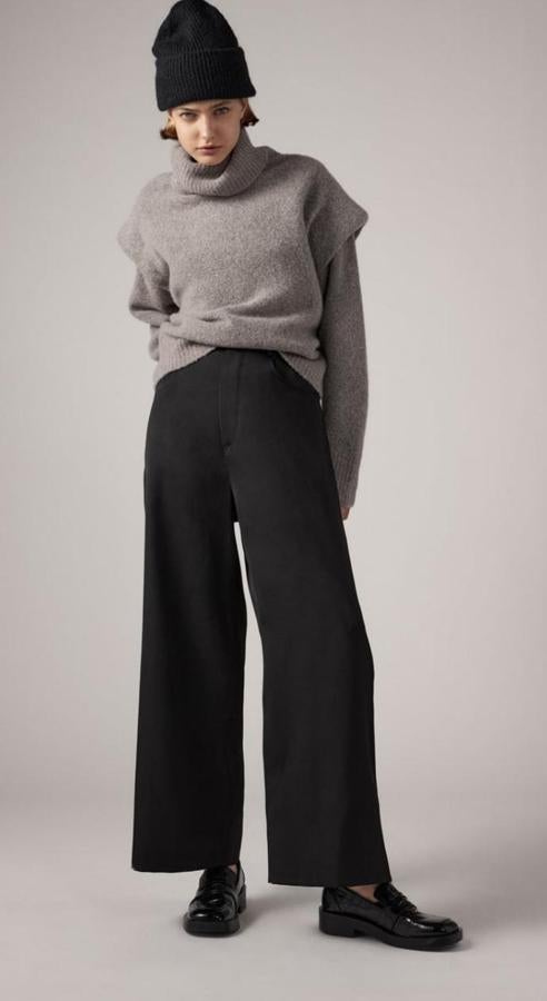 Jersey gris con volumen en los honbros de Zara, (59,95 euros).