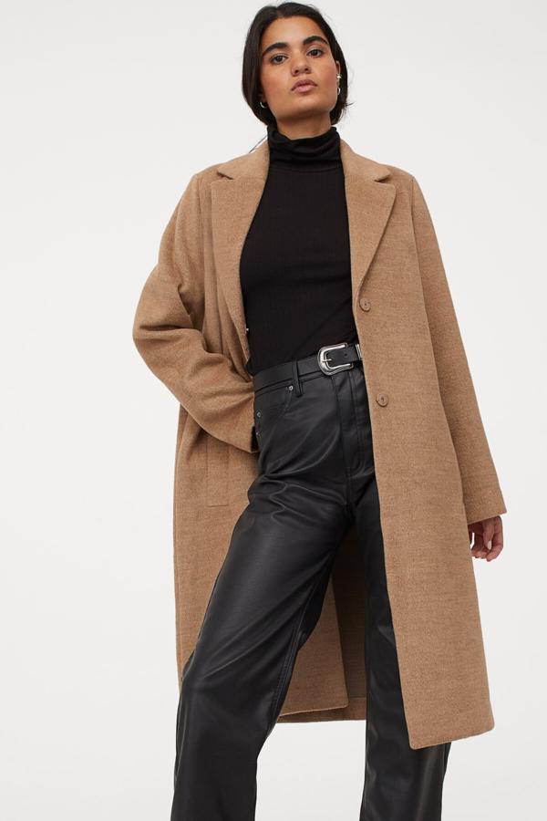 Este abrigo recto con solapas en color camel y botón de presión oculto es de H&M y tiene un precio de 49,99 euros.