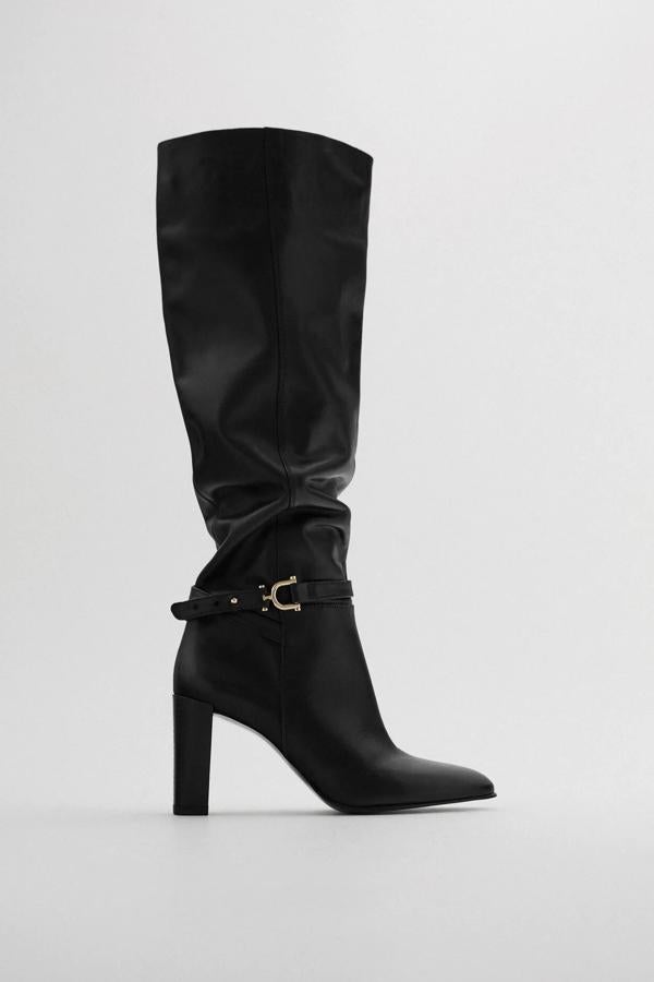 Esta bota XL de piel en color negro cuenta con tacón ancho de 8,3 centímetros de altura y detalle de escribo en el lateral. Tiene un precio de 99,95 euros.