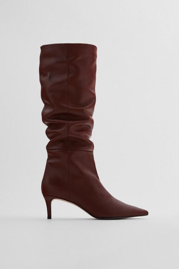 Disponible en marrón o beige, esta bota alta con detalle de costuras y tacón fino de 5,8 centímetros tiene un precio de 99,95 euros.