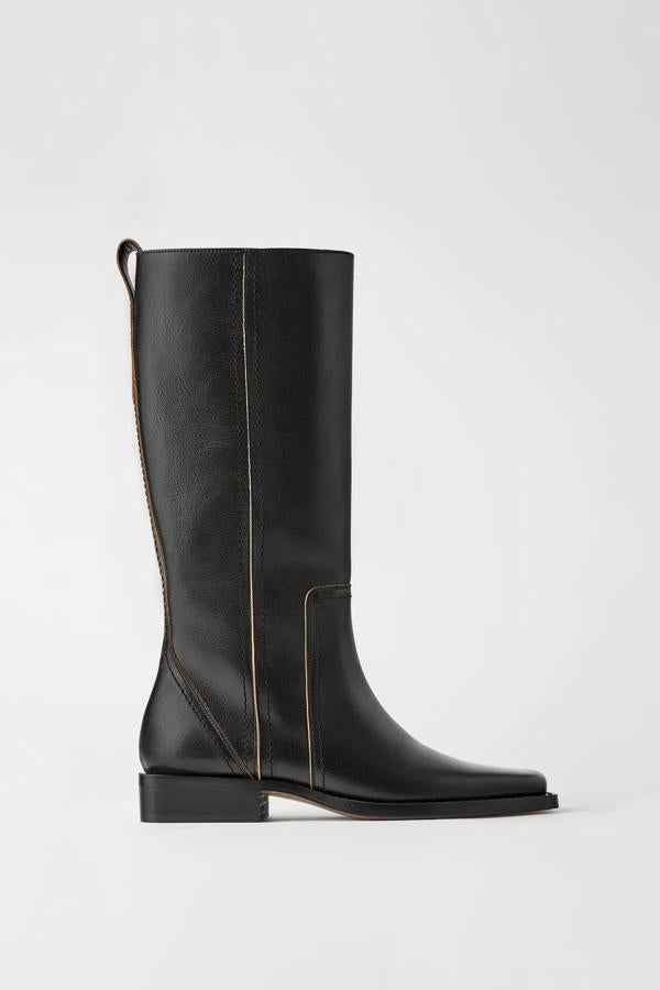 Con tirador trasero y punta cuadrada, esta bota alta de piel en color negro con vivos en contraste tiene un precio de 109 euros.