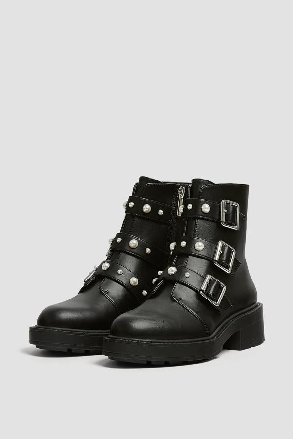 Este botín negro con detalle de hebillas y perlas en la parte delantera cuenta con cierre mediante cremallera en la parte interna y tiene un precio rebajado de 27,99 euros.